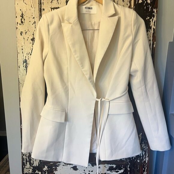 4TH & RECKLESS NWT
Alma Side Tie Blazer In Cream Blazer and Pants Set. Size XL - Picture 3 of 16